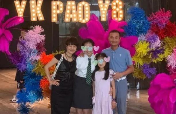 16岁爱马罕见露面，一张合照，暴露了文章和马伊琍的真实关系