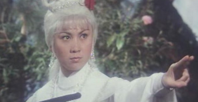 79年邓小平登黄山偶遇摄制组,欣然与女星合影,事实证明此举高明