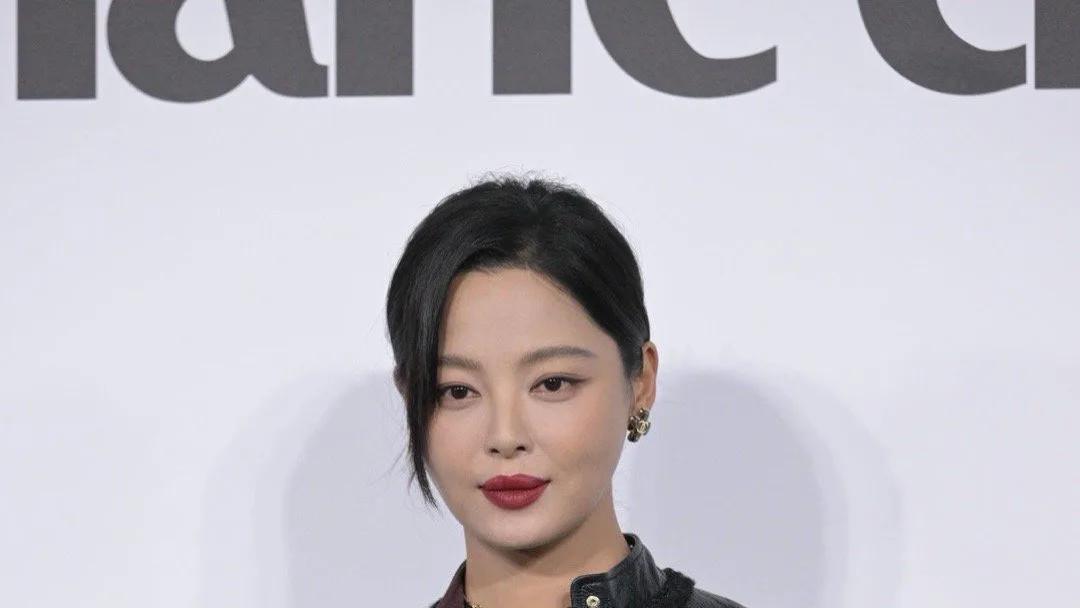 《战狼》女主余男官宣结婚，却被网友吐槽不如辛芷蕾，引发热议