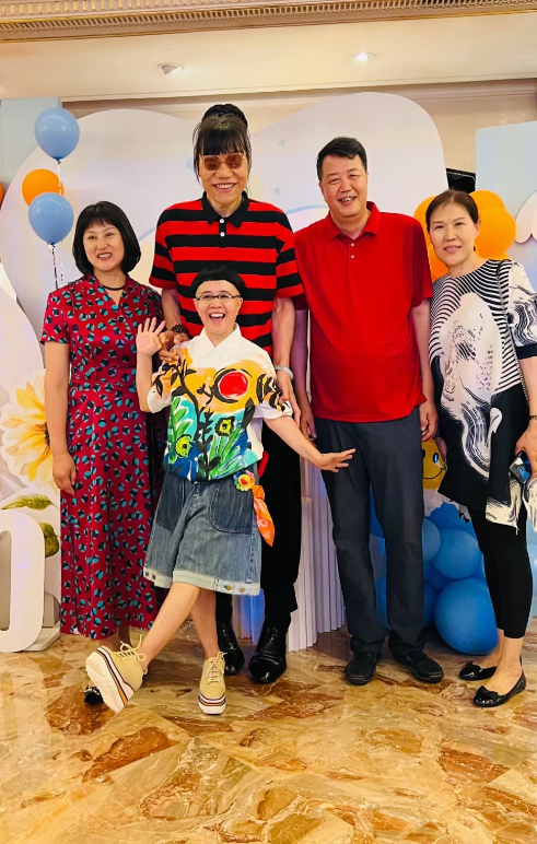 金龟子外孙百日宴,年迈的公婆出镜,亲家母现身优雅朴素又卑微