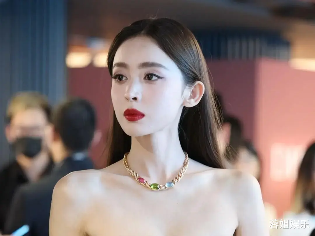 “风流玉女”古力娜扎:美空出身狂立人设,清纯名声处境尴尬
