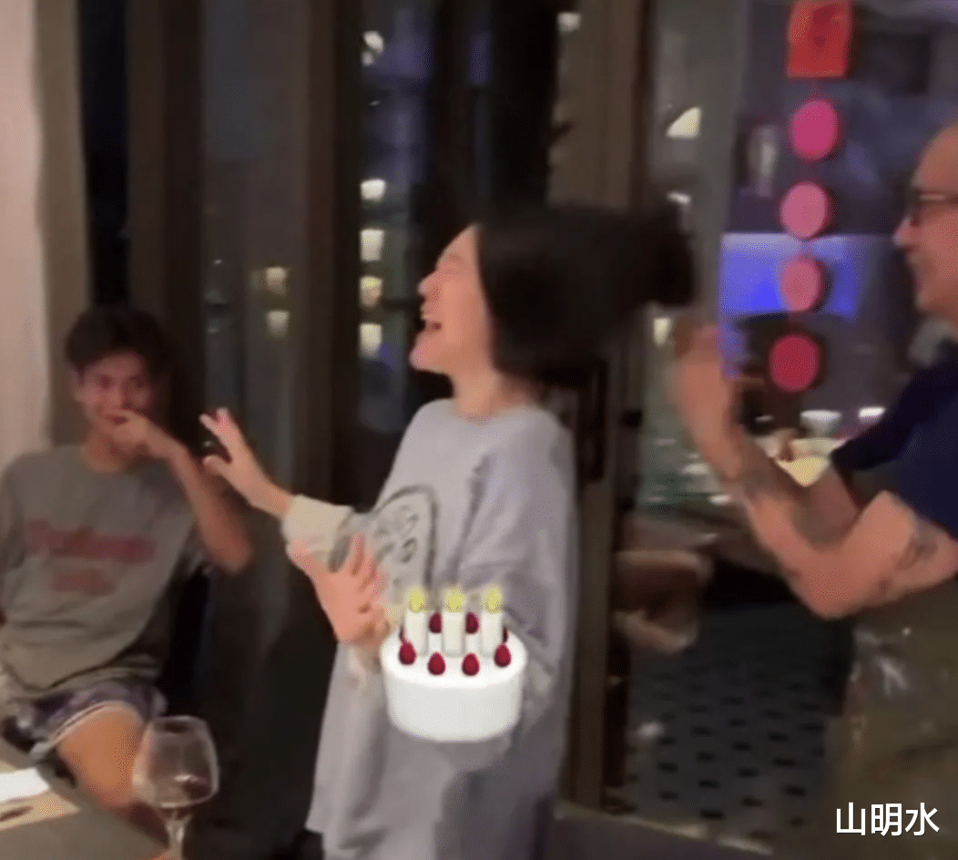 小S和韩国姐夫具俊晔转“地下”？大S缺席现场，外甥的眼神让人捉摸不透！