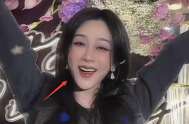 杨紫近照大变样!被批整容太过认不出,网友:下巴太尖像网红