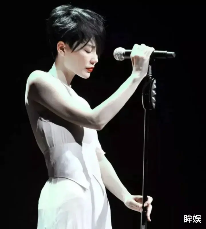 55岁王菲现身蛇年春晚彩排，穿棉袄剪短发又飒又美，热情和粉丝打招呼