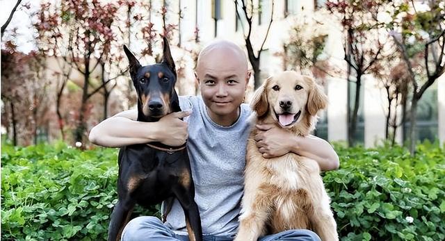 移居美国,开豪车住豪宅,48岁的乐嘉,已经被迫走上了另一条大道