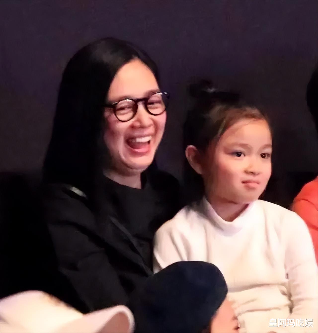 刘德华12岁女儿近照曝光,花5亿富养大的女儿,没想到长成了这样