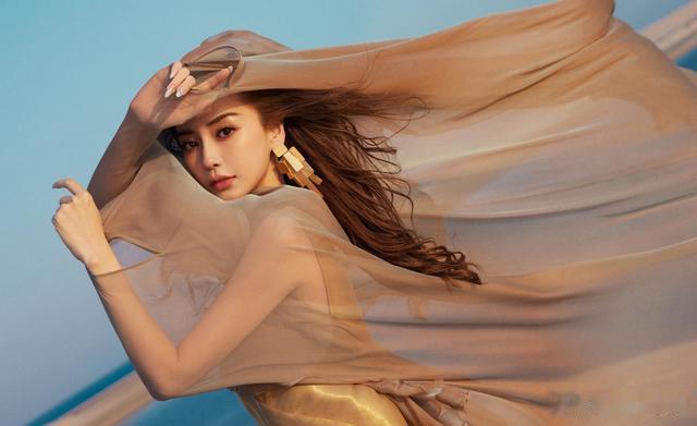 Angelababy沙漠大片,身披薄纱,展现曼妙身姿