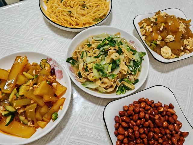 老公发工资，做了一桌子的家常菜，网友：太抠门了，没有一个硬菜