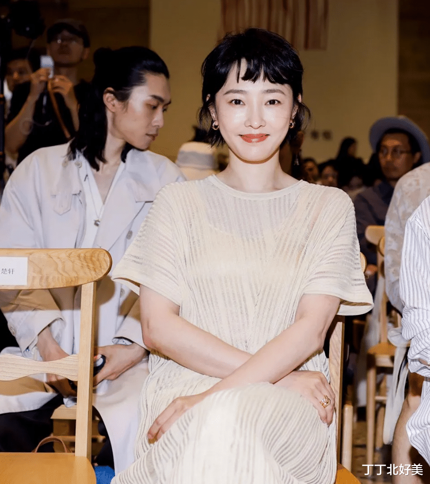 40岁白百何再婚后剪了狗啃刘海，穿搭时髦洋气，状态和25岁没变化