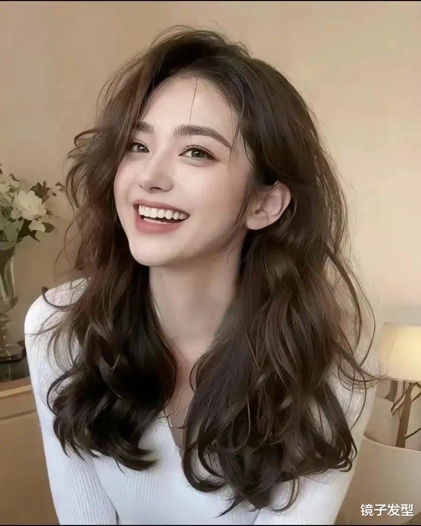 2024试试这些发型,线条染、大波浪、锁骨发与立体短发,很时