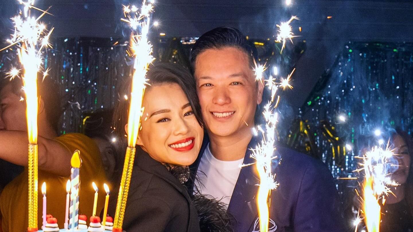 胡杏儿为富豪老公庆生，怀抱3个儿子甜蜜亲吻，一家5口超幸福