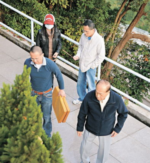 李嘉诚18岁长孙现身,模样似爷爷获3保镖保护,500亿财产或大洗牌