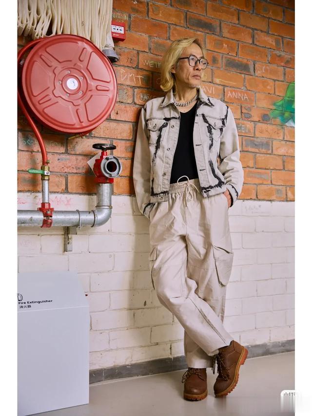 劝你，上了年纪以后：裤要松、衣要简、发要短，帅得高级又得体