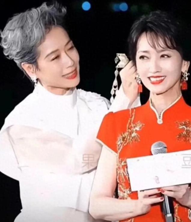 61岁叶童香港行生图，身躯佝偻、满脸皱纹，不老女神只是美颜强大