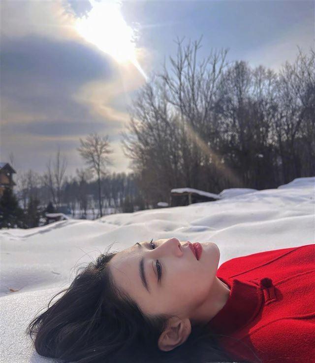 张馨予自拍,冷!一生为了出片的女人!拍完是不是立马套上羽绒服