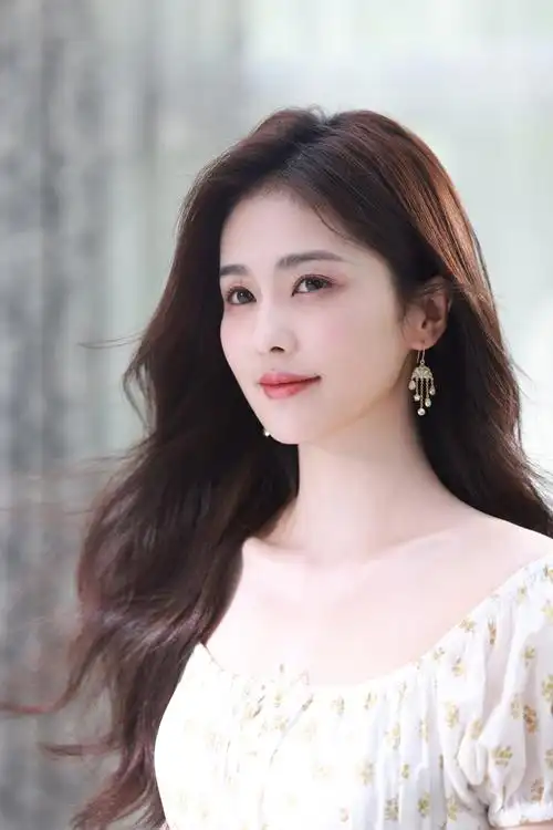 白鹿真的好丰盈,模特转型演技派,实力终获认可!