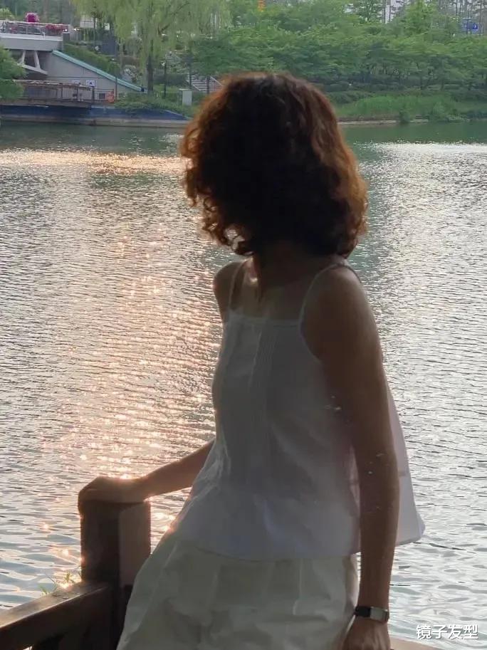 40岁左右的女性,选择齐脖层次卷发,成熟有魅力