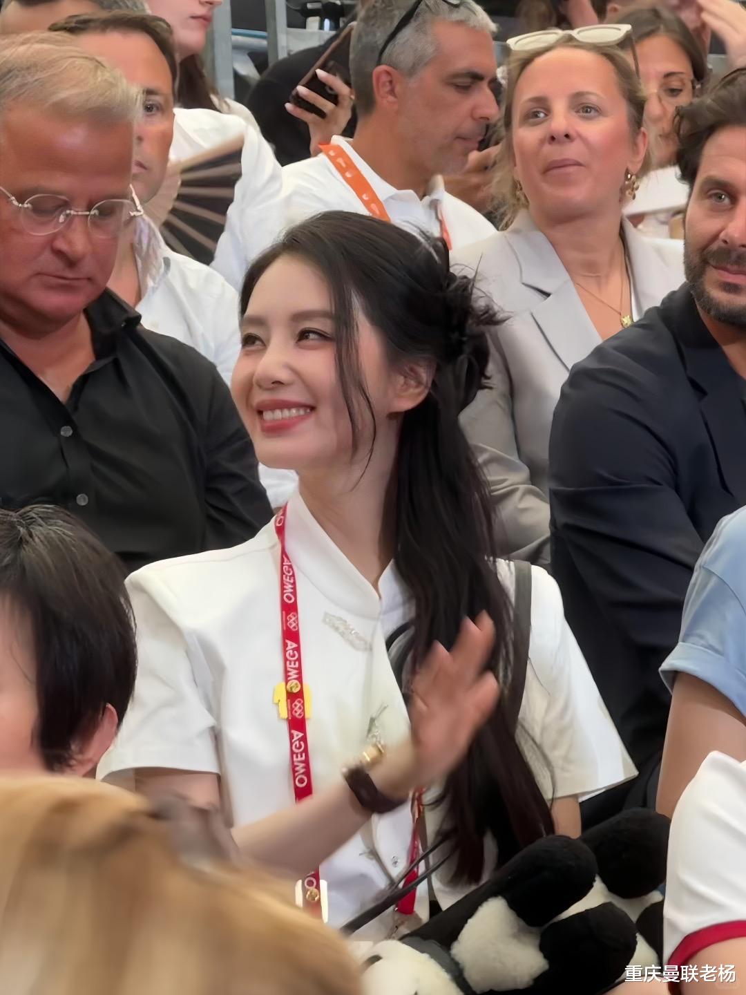 刘诗诗巴黎奥运一袭白衣,尽显古典韵味、东方美人,羡慕吴奇隆