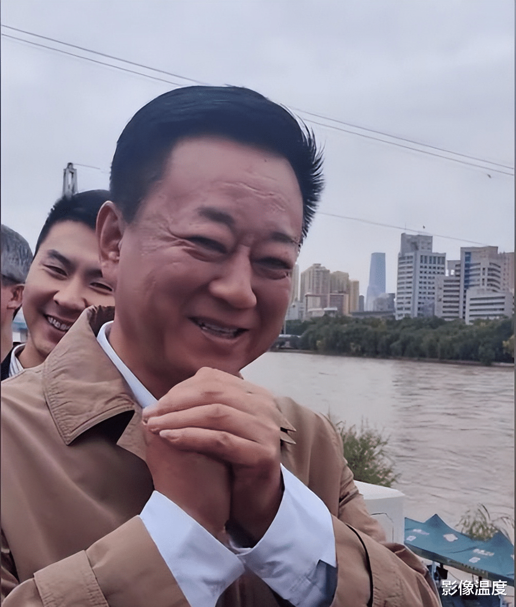 太罕见！央视60岁朱军兰州现身：脸面浮肿发黑太苍老，黄河边唱歌引发疯狂围观