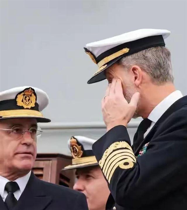 莱昂诺尔公主远洋后首次露面，身旁男生帅气凌人，贴心为公主拿帽