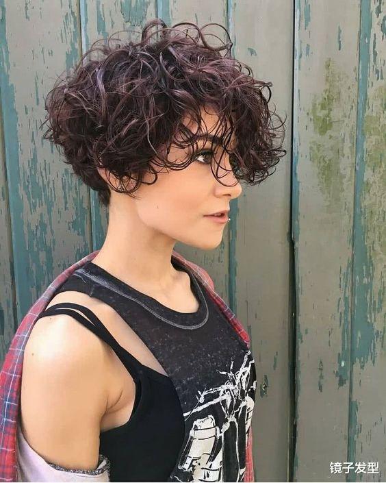 女人发型别管怎么剪,也要试试纹理烫短发,蓬松还时尚