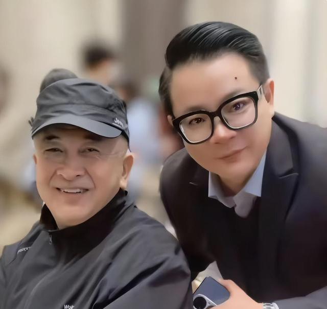 多位前央视大咖现身婚宴，黄宏毕福剑差别巨大，宴请人身份不简单