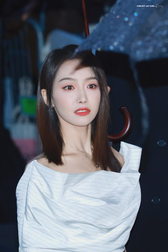 宋茜白黑色调的露肩半身裙优雅而大方