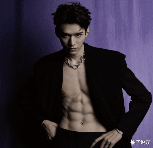 龚俊晒珠宝广告照片引发争议，网友直呼“擦边”！