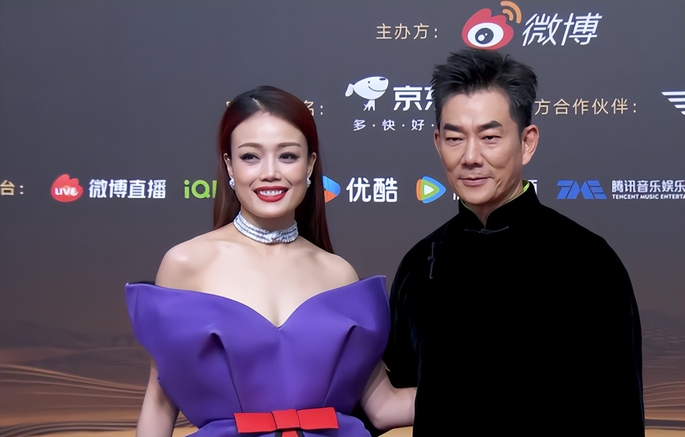 微博盛典，王心凌变样，周慧敏如美神降临，我却被李宇春大腿惊艳了