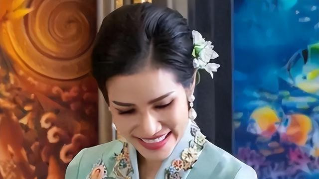 泰王“三位新妃”近照被爆，西内搭首次亮相，五官轮廓水嫩如校花