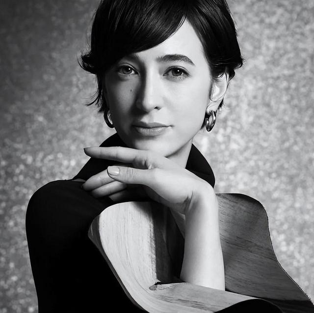 日本最美混血女主播:坐不正,专钓名二代,42岁挺着孕肚嫁入豪门