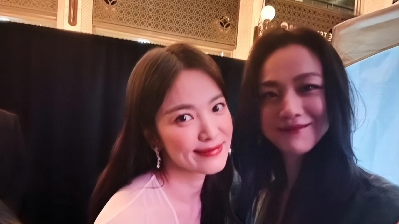 百想大赏：汤唯为金高银颁奖，宋慧乔状态回春，金秀贤太搞笑！