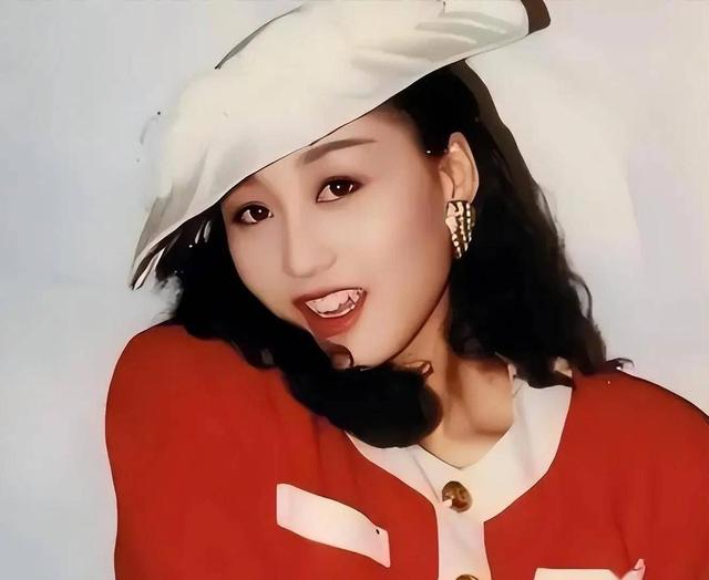 62岁利智难得露面，苍老得像个老头！一家三口再次到尼泊尔求佛