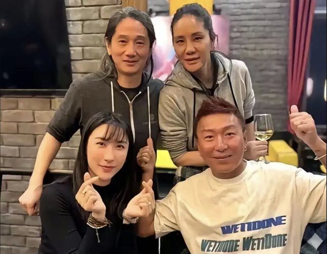 陈羽凡罕见露面,携女友时珍参加歌手高旗生日会,脸变圆润变化