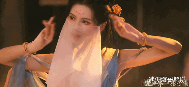 穿胶衣戴眼镜，张予曦不愧是动漫女主第一，这穿搭超越整个COS圈