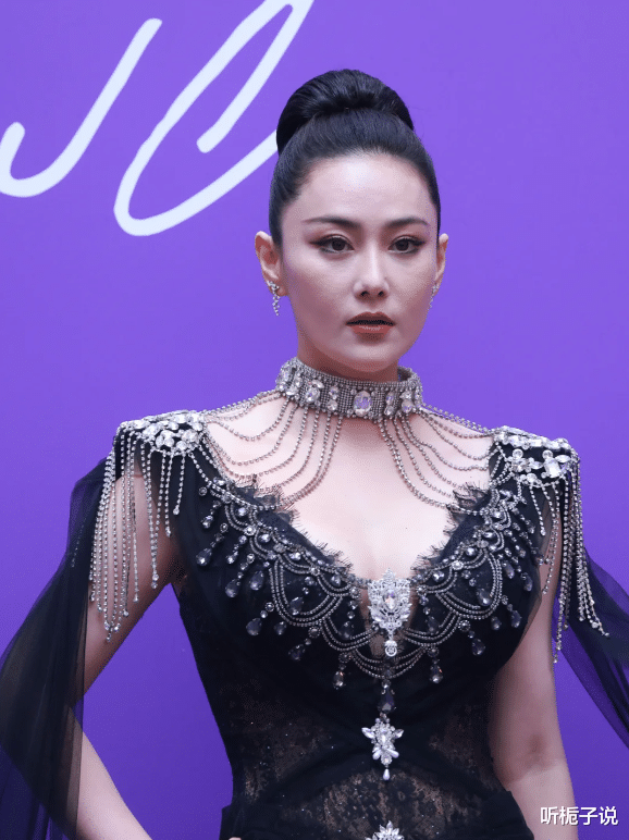 GQ盛典骨瘦如柴成普遍！娜扎撑不起礼服，珠圆玉润的张馨予成惊喜