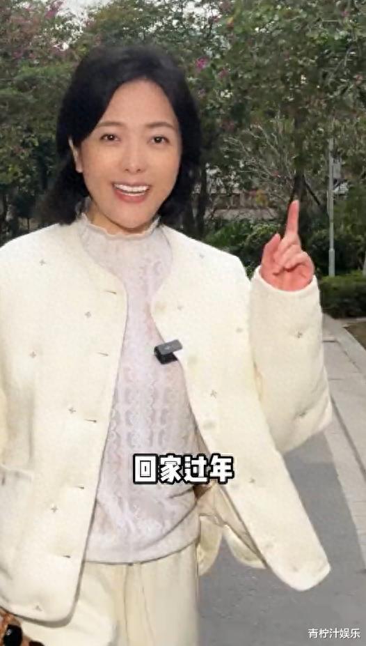 杨乐乐在珠海给妈买二手小房,小年夜回娘家,亲哥首出镜满头白发