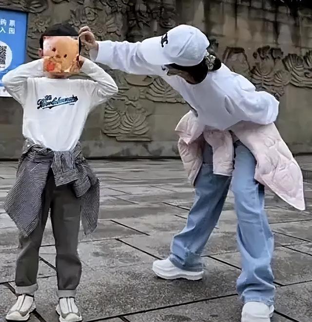 赵丽颖打卡国清寺，炸毛短发+素颜松弛感拉满，一身打扮好像睡衣