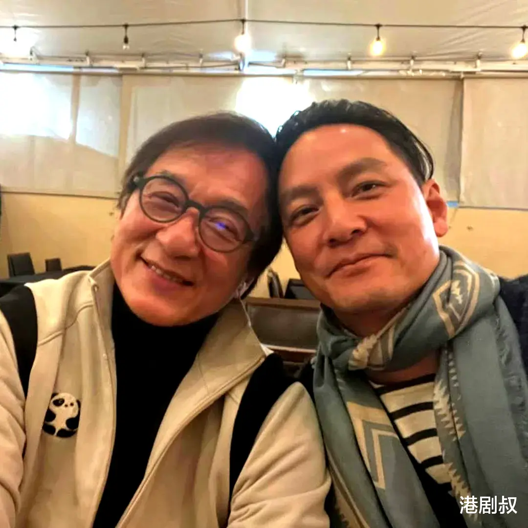 70岁成龙和50岁吴彦祖合影曝光，看起来就像亲兄弟