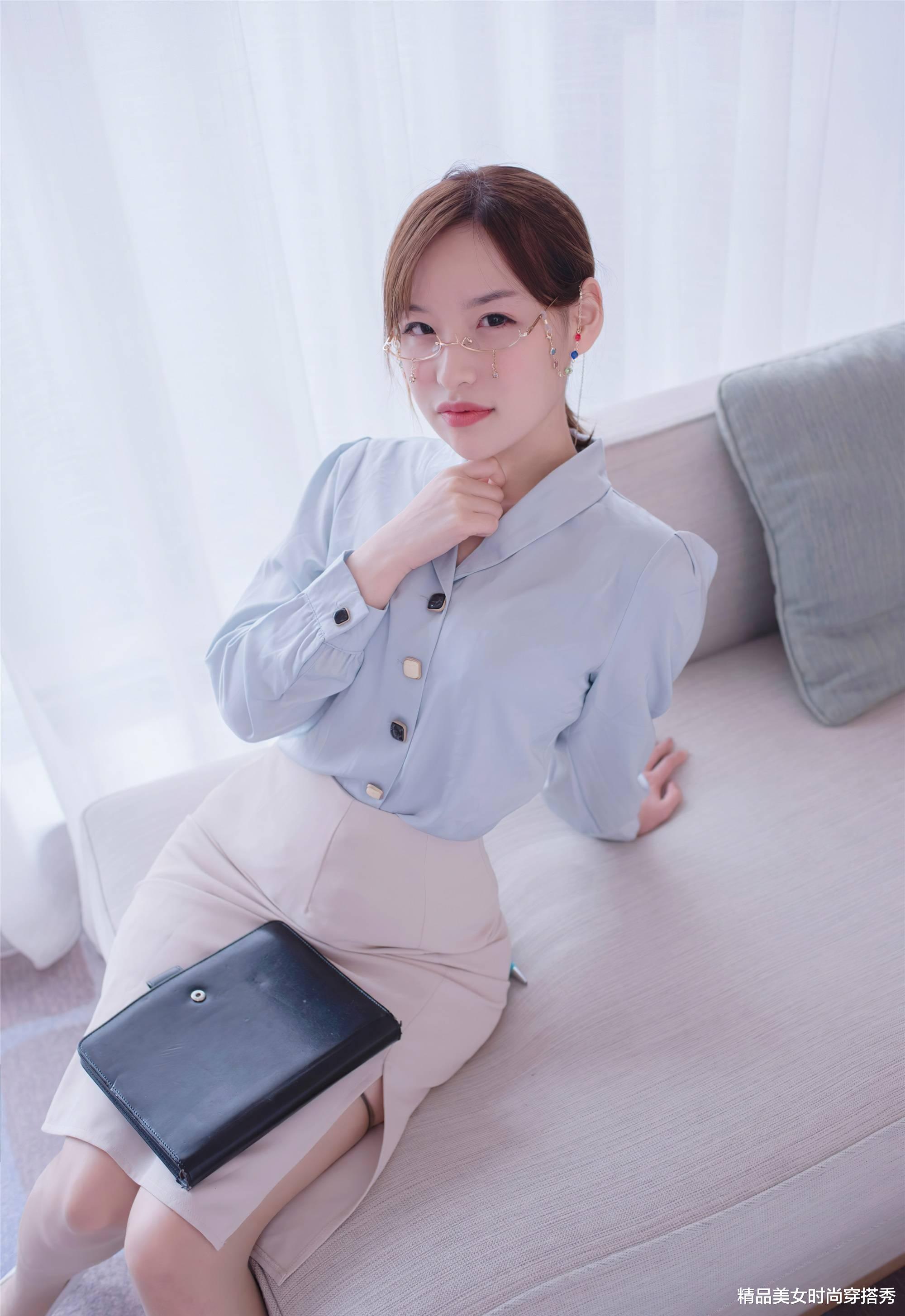 浅蓝衬衣配米白半身裙:尽显女性优雅气质