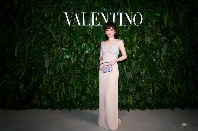 41岁孙俪长发披肩出席活动,脸蛋圆润胖了很多!穿白裙温柔又优雅