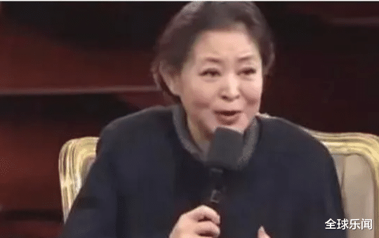 九一年春晚,倪萍手拿白纸撒下弥天大谎,下台后与领导激动相拥