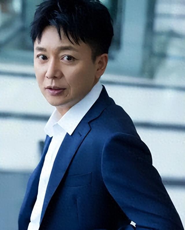 演员刘奕君带着儿子再婚，中年得女后，与儿子一起将她宠成公主！