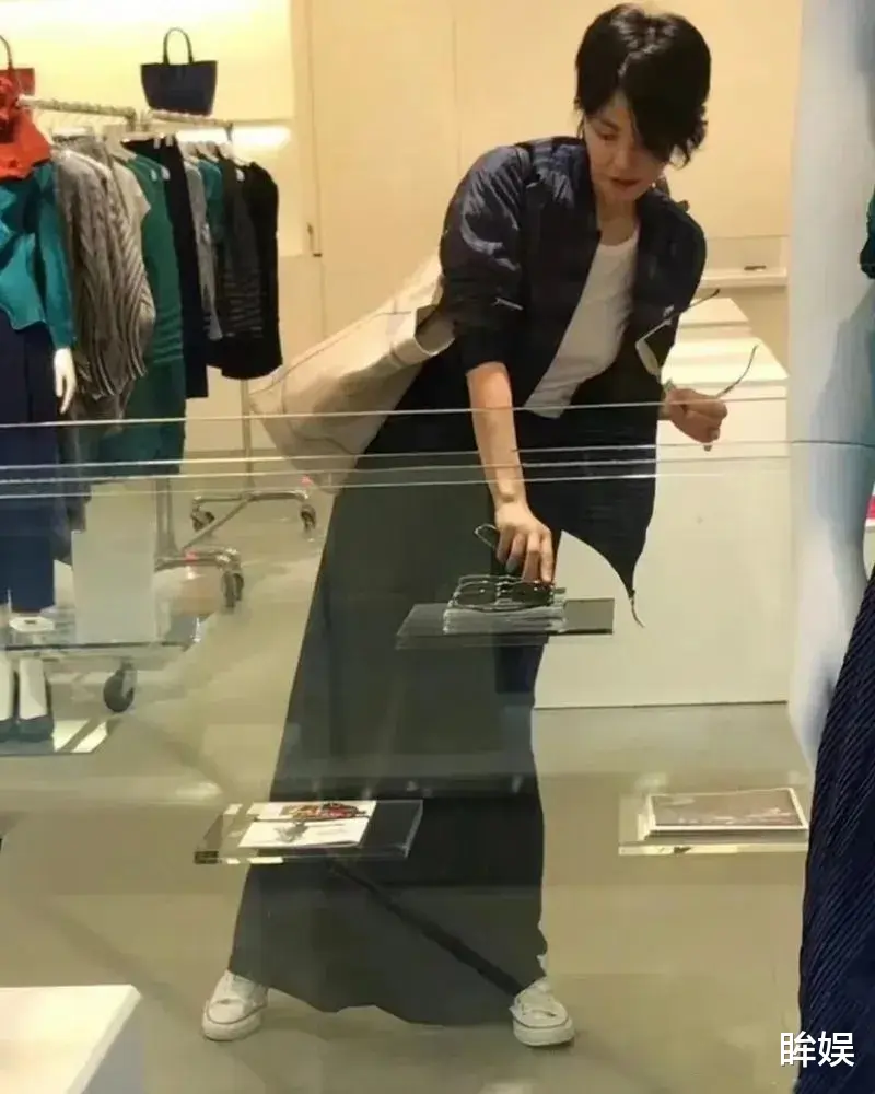 55岁王菲商场被偶遇，穿羽绒服配长裙保暖又时尚，果然是好心态没老态