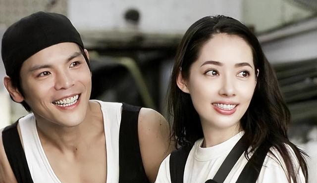 辣眼睛!向佐身穿紧身裤、高跟鞋现身首映礼,郭碧婷翻白眼遭吐槽