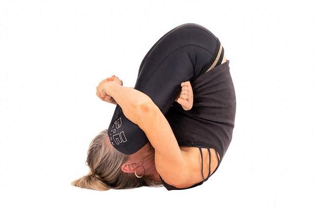 每日一个瑜伽体式：高级颠倒姿势胚胎式 放松整个脊椎 尤其腰椎肌肉