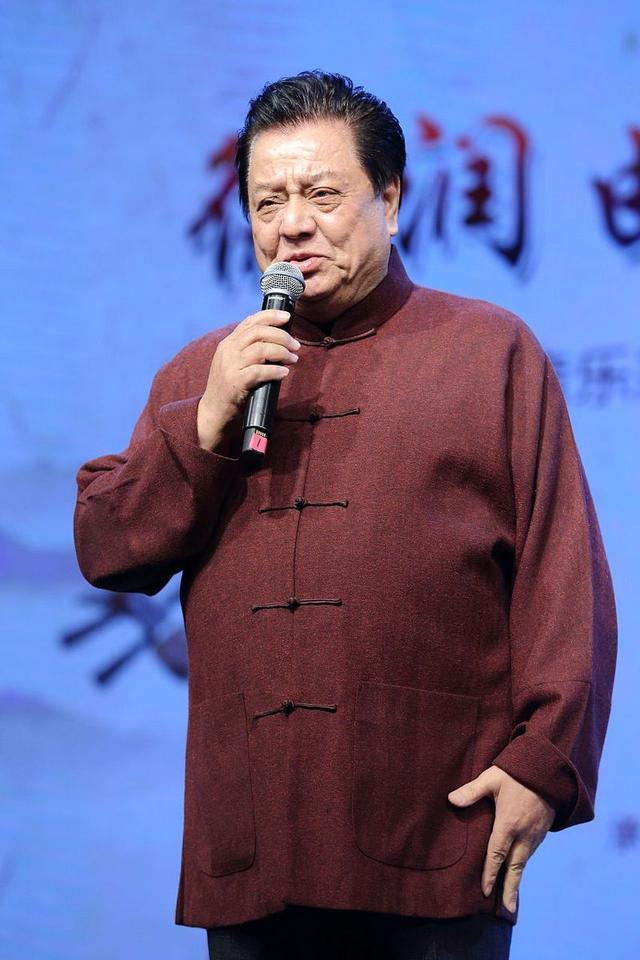 67岁相声大家移居海外，洋妻小他30岁生一屋混血女儿，现过得如何