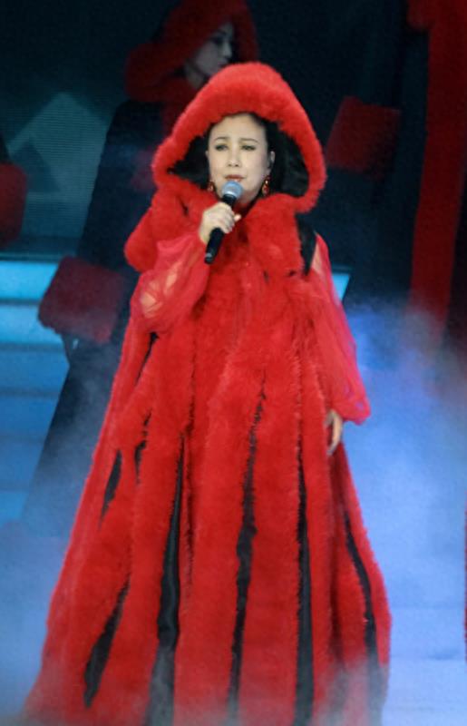 77岁了也要开演唱会捞金?路走不利索又无儿无女,汪明荃图什么?