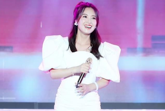 三个细节证明：歌手云朵离退圈不远了！