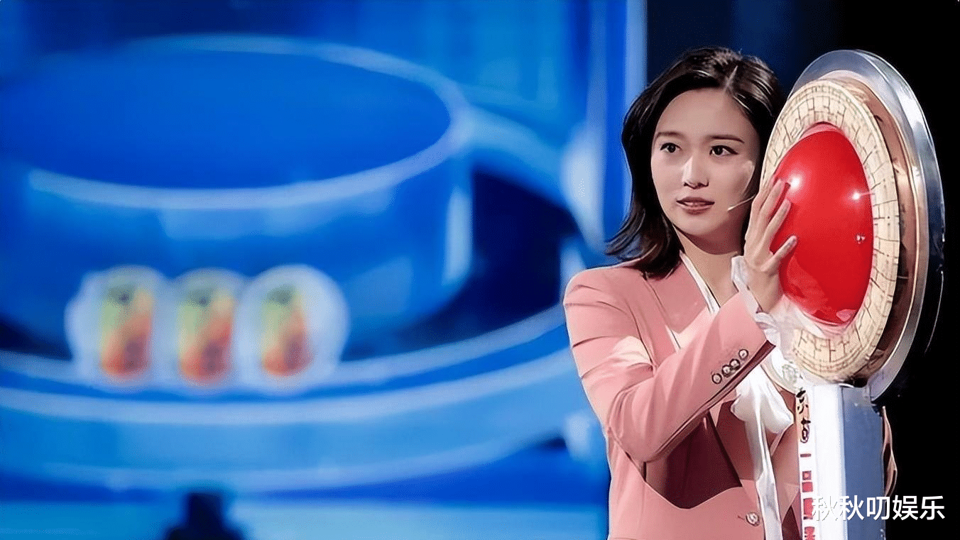 央视主持人李七月,不再被重用,她身上究竟发生了什么?